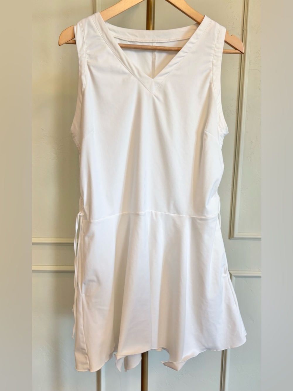 Halara Athletic Dress White V-Neck Sleeveless Ruched LG MSRP $54